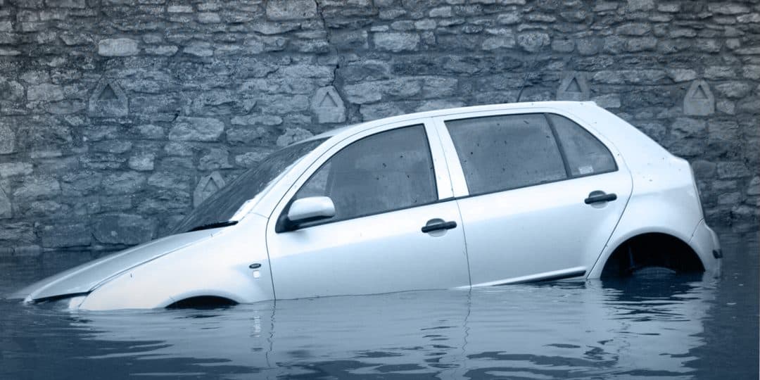 Veículo parcialmente submerso em enchente