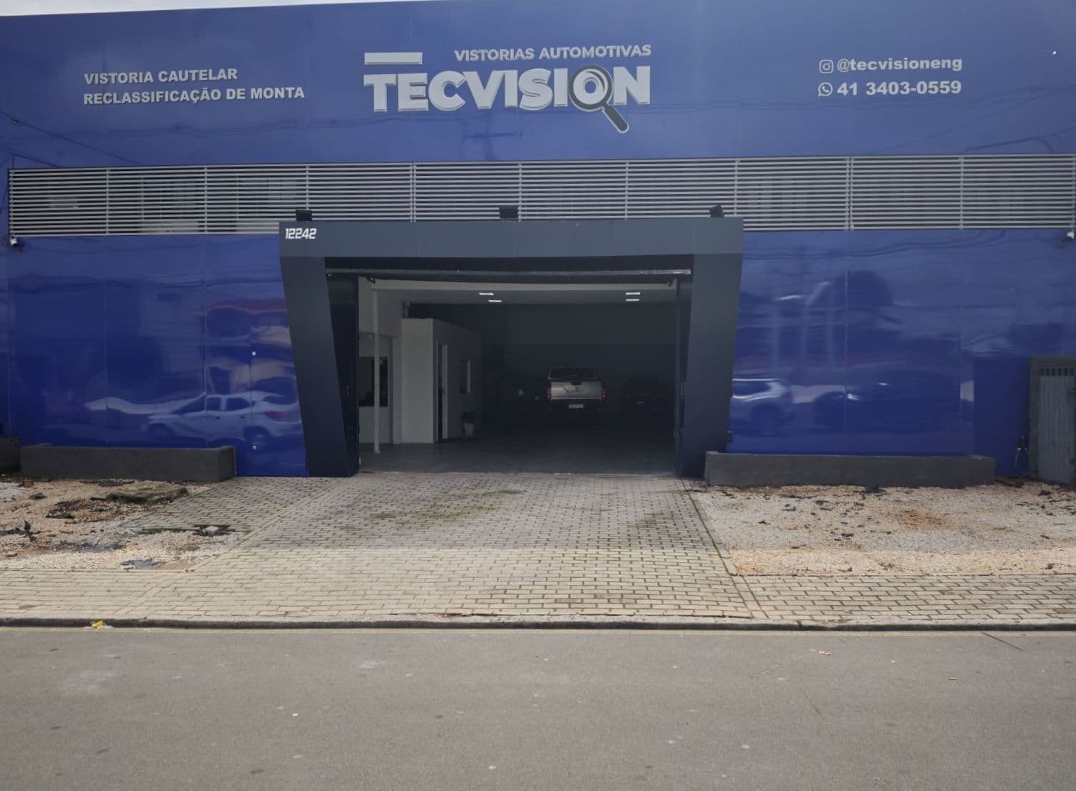 Fachada azul da Tecvision Vistorias Automotivas em Pinhais/PR